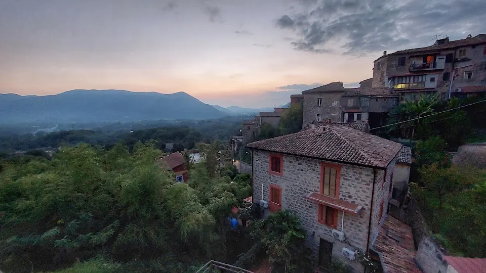 IL MONUMENTO DEDICATO AI CADUTI DI TUTTE LE GUERRE